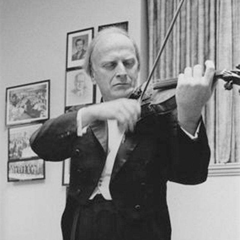 1943_Yehudi-Menuhin_Photo